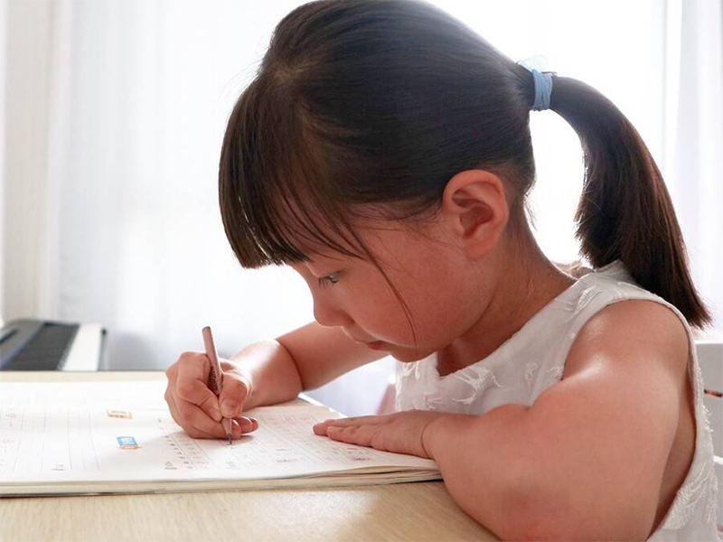 #宝妈育儿交流#    我们来讨论一下关于孩子写字训练的问题，以前的我们学习大都