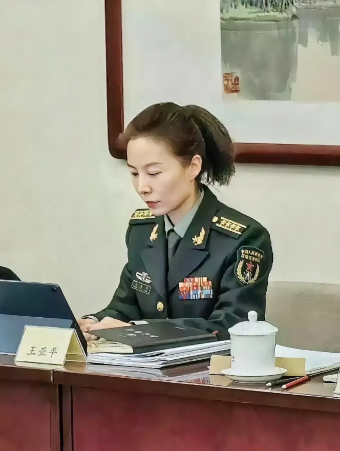 请为最美航天员王亚平停留一秒。从“最美太空教师”到中国首位进驻空间站、首位出舱活