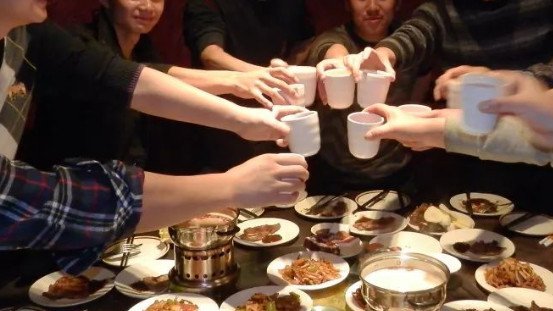 10年未见的结拜兄弟相聚，为表心意，我私下带了6瓶家乡特产酒