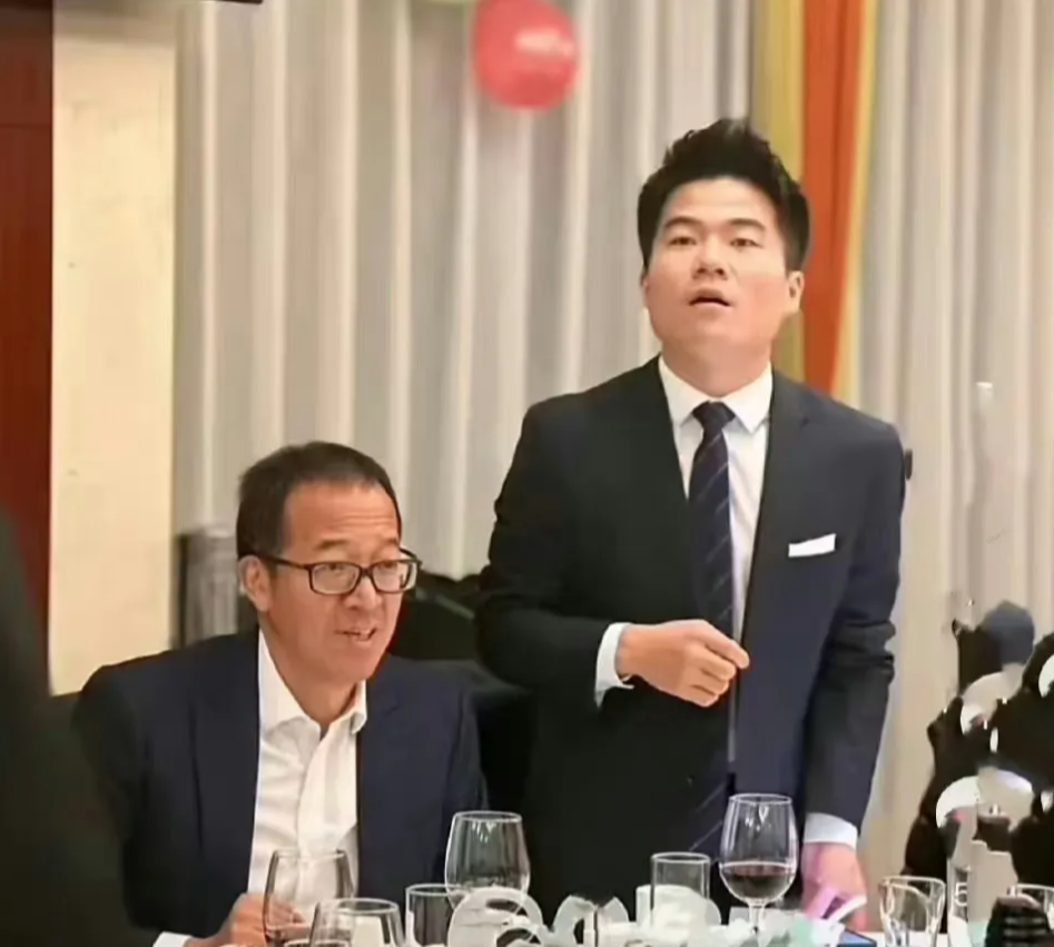 董宇辉现在已经进入新东方高层，实现了阶层的跨越，

在新东方30周年公司聚餐上，