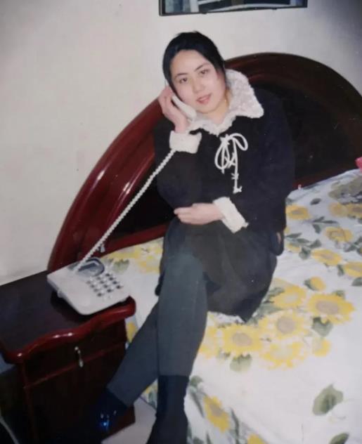 这张照片拍摄时间是1994年，山东济南服装六厂的员工在家里的留影。姑娘是辽宁省大