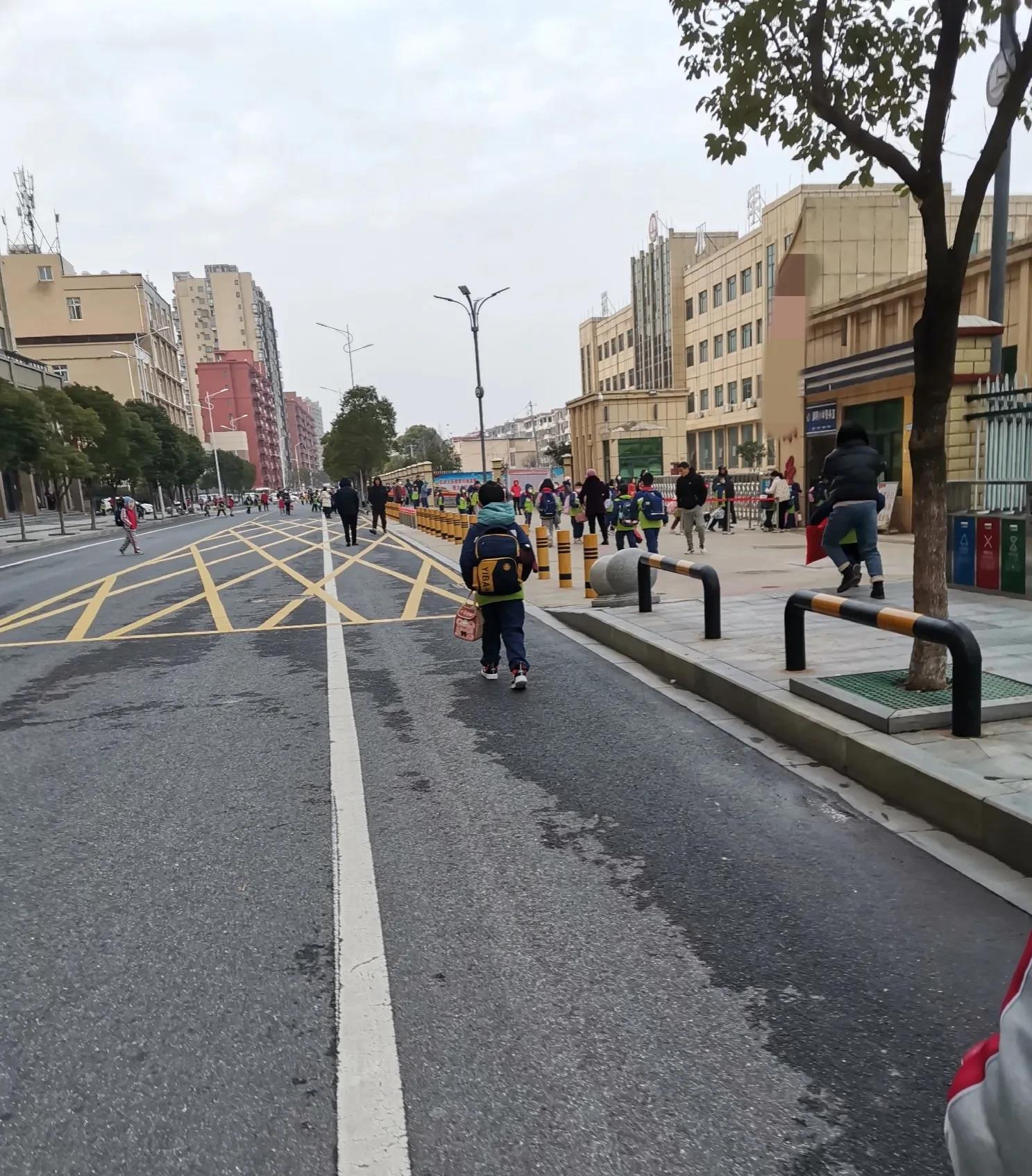 昨晚正在洗碗，听到邻居又在教训她三年级的女儿，可骂归骂，还一直吼小孩：今晚写不完