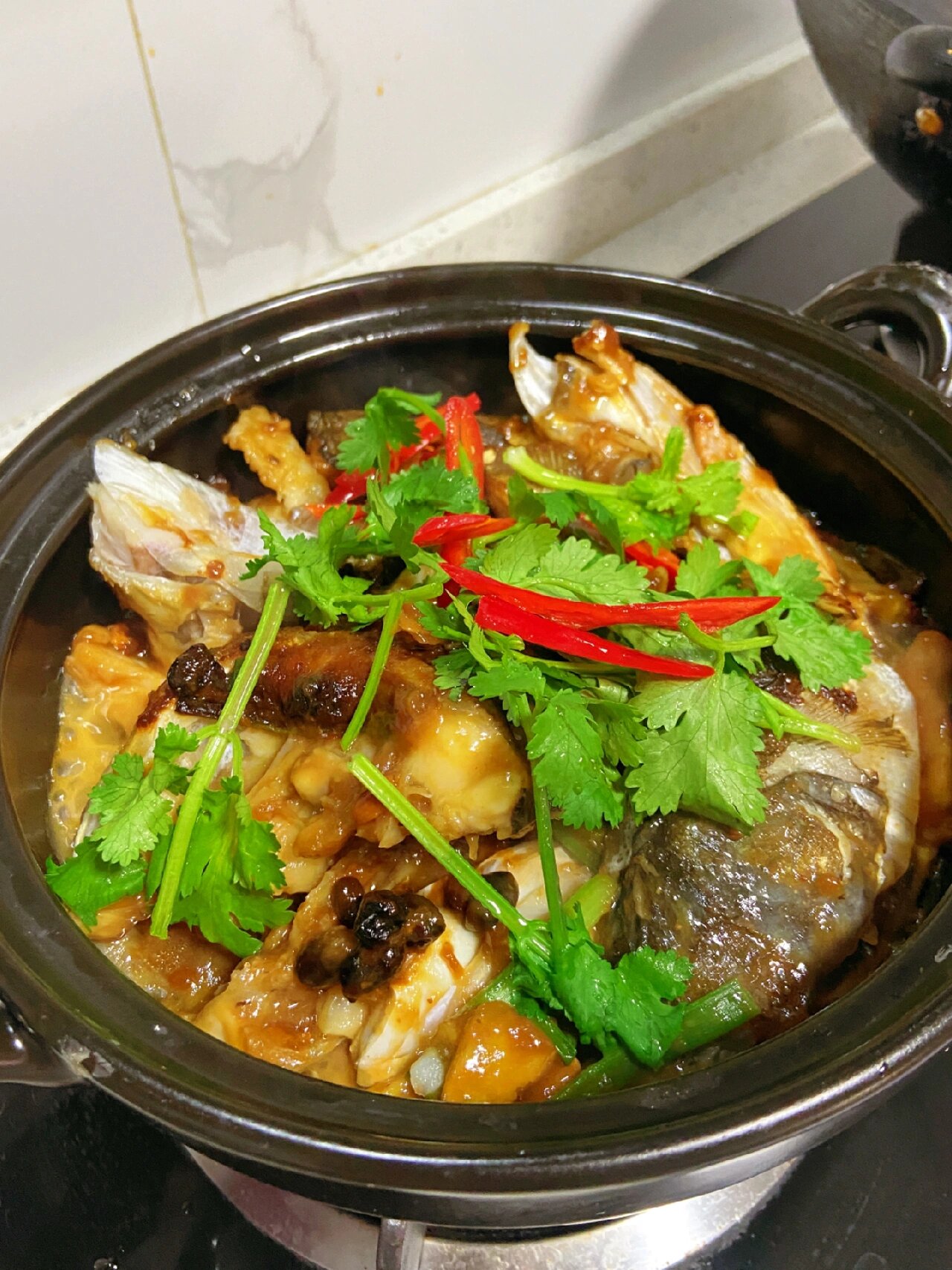 嫩滑入味的砂锅焗鱼块 简单家常菜
今天做的这一大锅都不够吃，鱼肉嫩滑又入味，用的