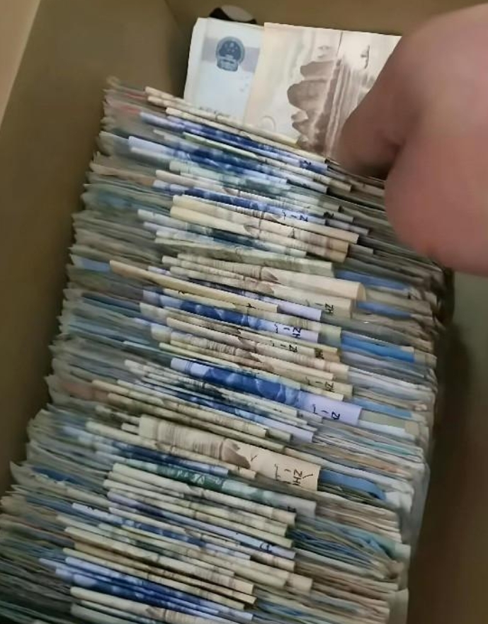 无意间在角落里发现了儿子的私房钱~~~ 没想到这小子偷偷积累了这么多

