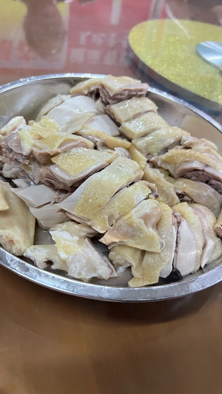 前面有两张大鱼塘，钓完鱼、相当不错!