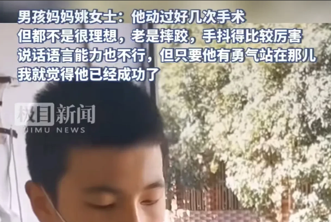 “这对母子火了！”浙江杭州，一脑瘫少年独自外出摆摊，妈妈躲在一旁默默观察，看到大