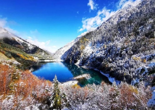 九寨沟的雪景如诗，银装素裹，如同童话中的仙境，让人流连忘返～ 