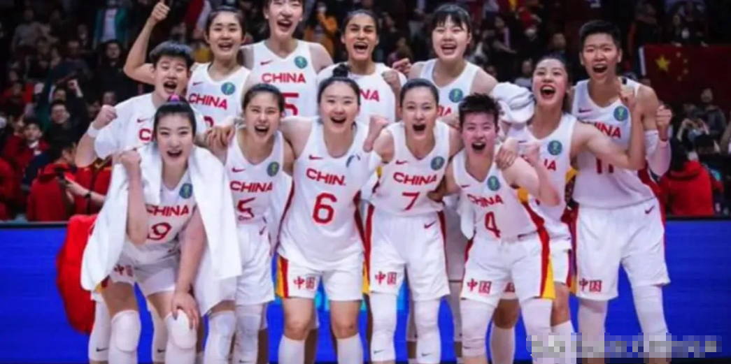 女篮真的想巴黎奥运挑战美国，这套12人阵容就是最佳选项:
一、中锋:李月茹，韩旭