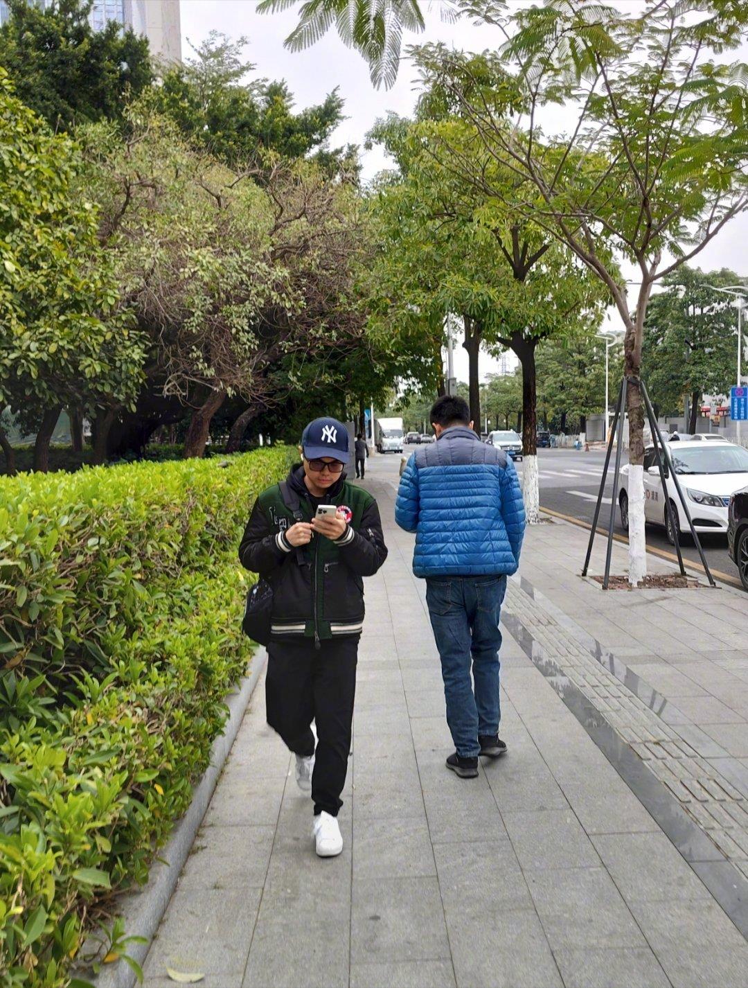 老胡昨天下午从北京飞广州，穿了件薄羽绒服，还穿了秋裤，担心下飞机去宾馆路上热可怎