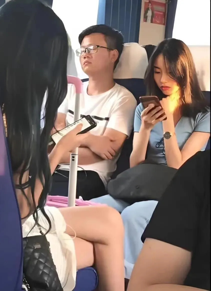 这张照片拍摄于2023年9月24日，我从成都坐动车到贵阳办事，车到乐山停靠后，由