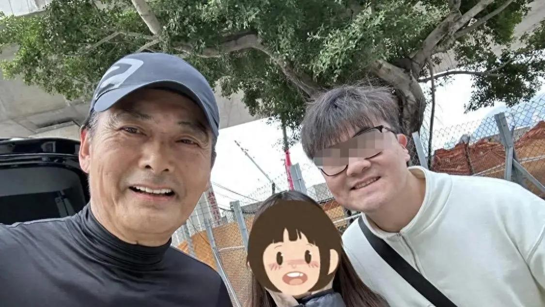 网友偶遇周润发跑步，与周润发怼脸合照太幸福，毫无架子
