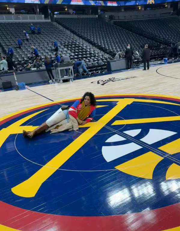 最近火箭队中发生了一条有趣的事情，火箭在丹佛掘金的主场迎来了自己的第一个客场胜利