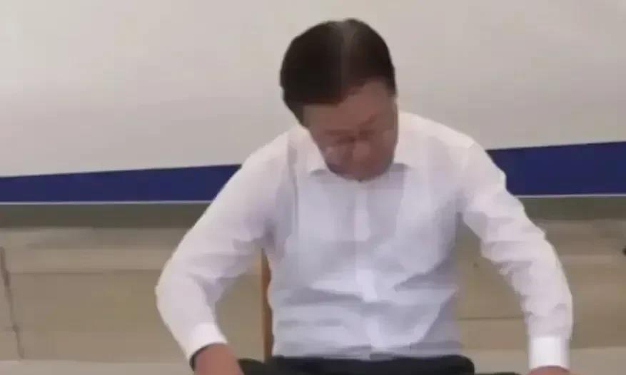 李在明绝食进入第10天，已经站不起来了！

今天是李在明的第10天，在这10天时