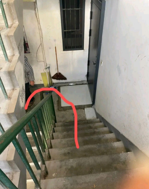 30几年老破小的房子，楼梯窄的只能一个人走，遇到人只能先在平台等着，错身都错不过