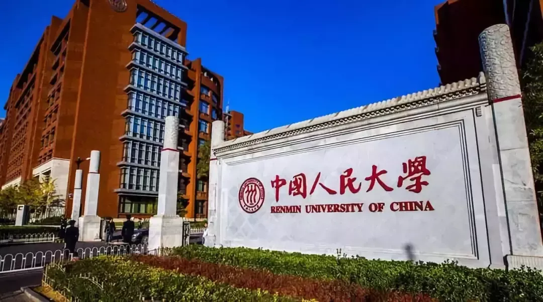 前几天和一位大学教授聊天，他说现在全国有一千四百四十所马院，比其它任何专业设的学