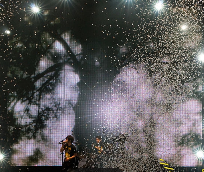 #五月天感谢了77场每一个城市#竟然开了77场啊，好多啊，赚好多呀。不过最近假唱