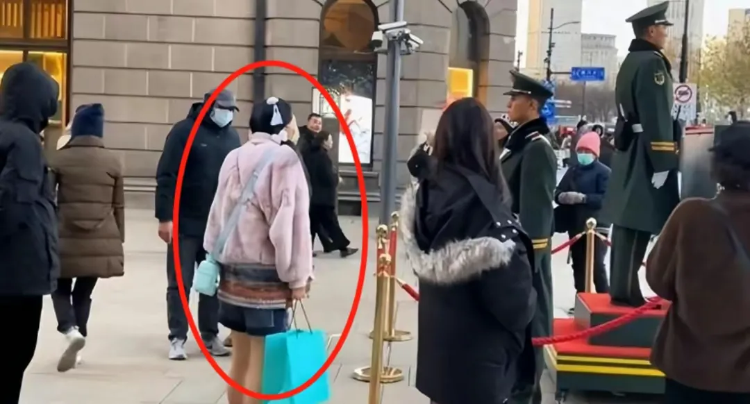 上海街头挑衅武警后续来了。没有意料的意外，央视军事发声后，挑衅站岗哨兵女子身份被