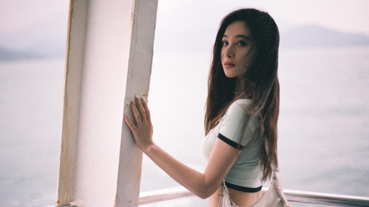 孙嘉璐海岛绝美大片，“吃瓜”小表情亮了，背后故事不简单
