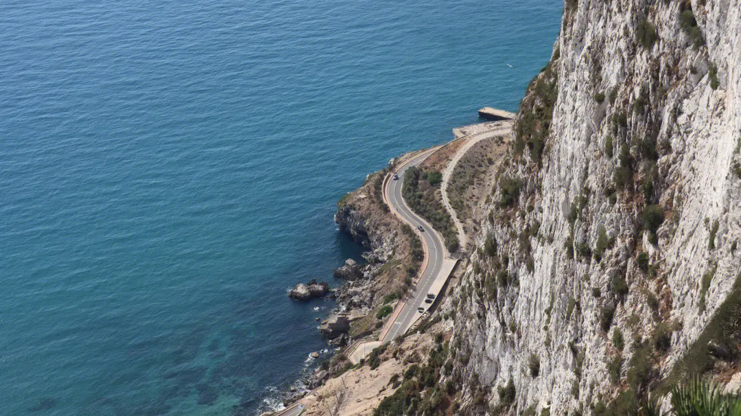 这就是鼎鼎大名的直布罗陀！英国从西班牙身上割下的肉。
英国对直布罗陀的占领已经超