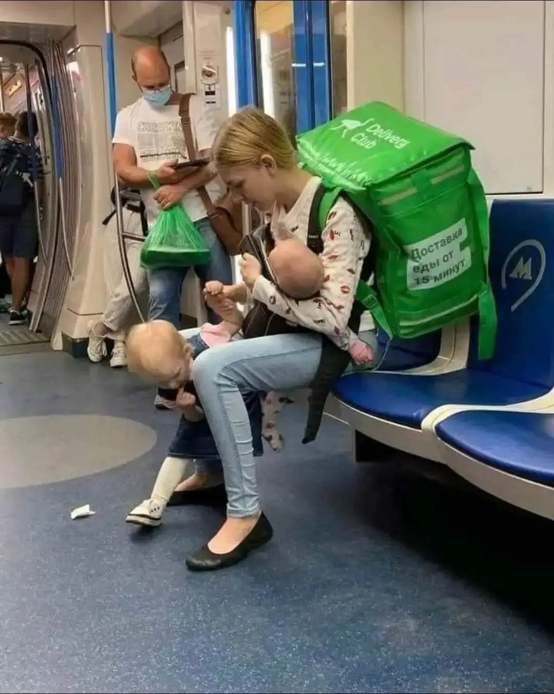 这个女孩才19岁，就有两个孩子了？