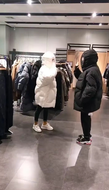 羽绒服出大事了吗？是的，羽绒服自己把自己玩崩了！今年刚降温入冬，羽绒服涨价就一直