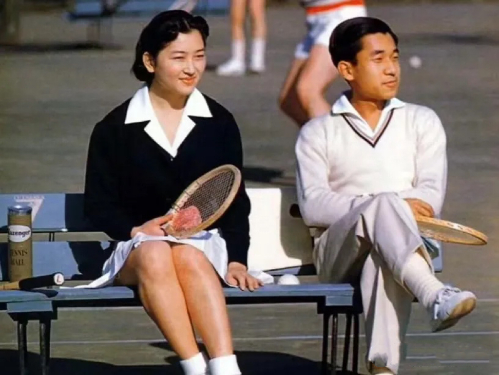 照片是日本平成天皇明仁和皇后正田美智子打完网球后，坐在椅子上休息，正田美智子也是