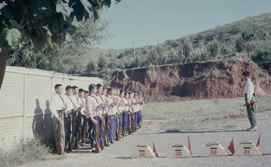 1973年，列入日常课程的射击训练，提高警惕，保卫祖国从小开始