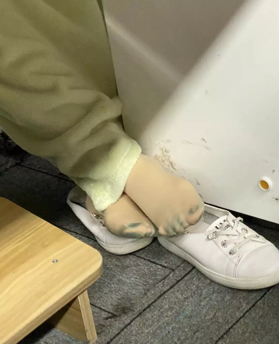 午休看到同事的脚，受不了……
