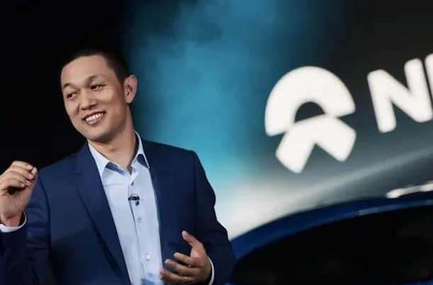 李斌这个人其实挺搞笑的。
起初他觉得电池这玩意会一直很贵，为了好卖车就搞了个电池