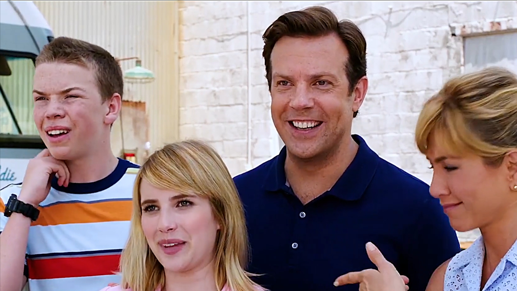 男人看见车里的手枪和警徽，顿时大惊失色，没想到运毒搭个顺风车，正好碰上休假的缉毒