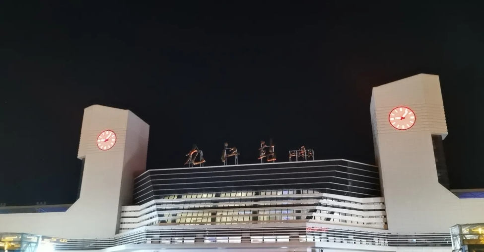 晚上十点的软卧车厢还是好吵，戴上耳塞，本以为可以妥妥的睡一觉，谁知天不亮就被一股