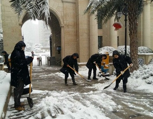 物业有多赚钱？
说出的数据吓你们一大跳，在一二线城市，一个2000多户的小区里，