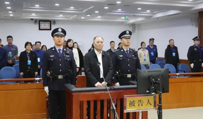 十亿贪官孙德顺受审，整洁着装、官威犹在，微笑中透着不屑，淡定中透着威严。相比之下
