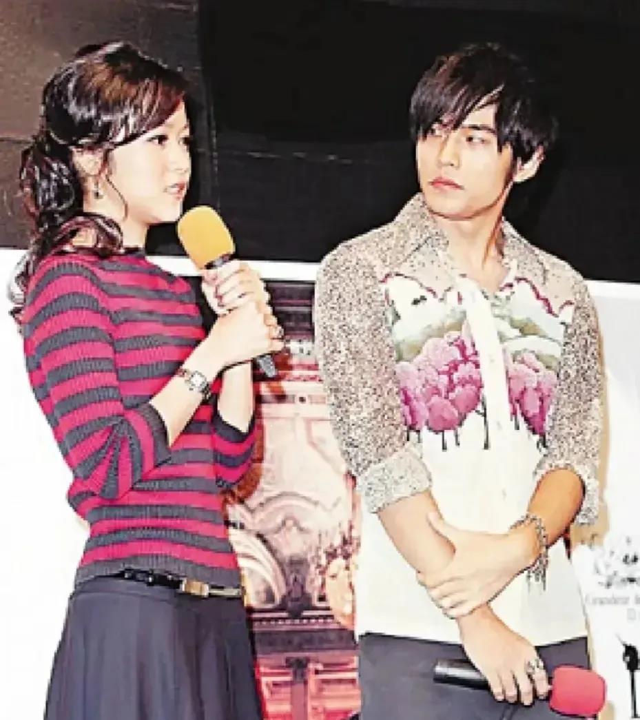 终于知道为什么大家都说侯佩岑过得不好了，因为年轻时元气，如今显得刻薄，像是在不幸