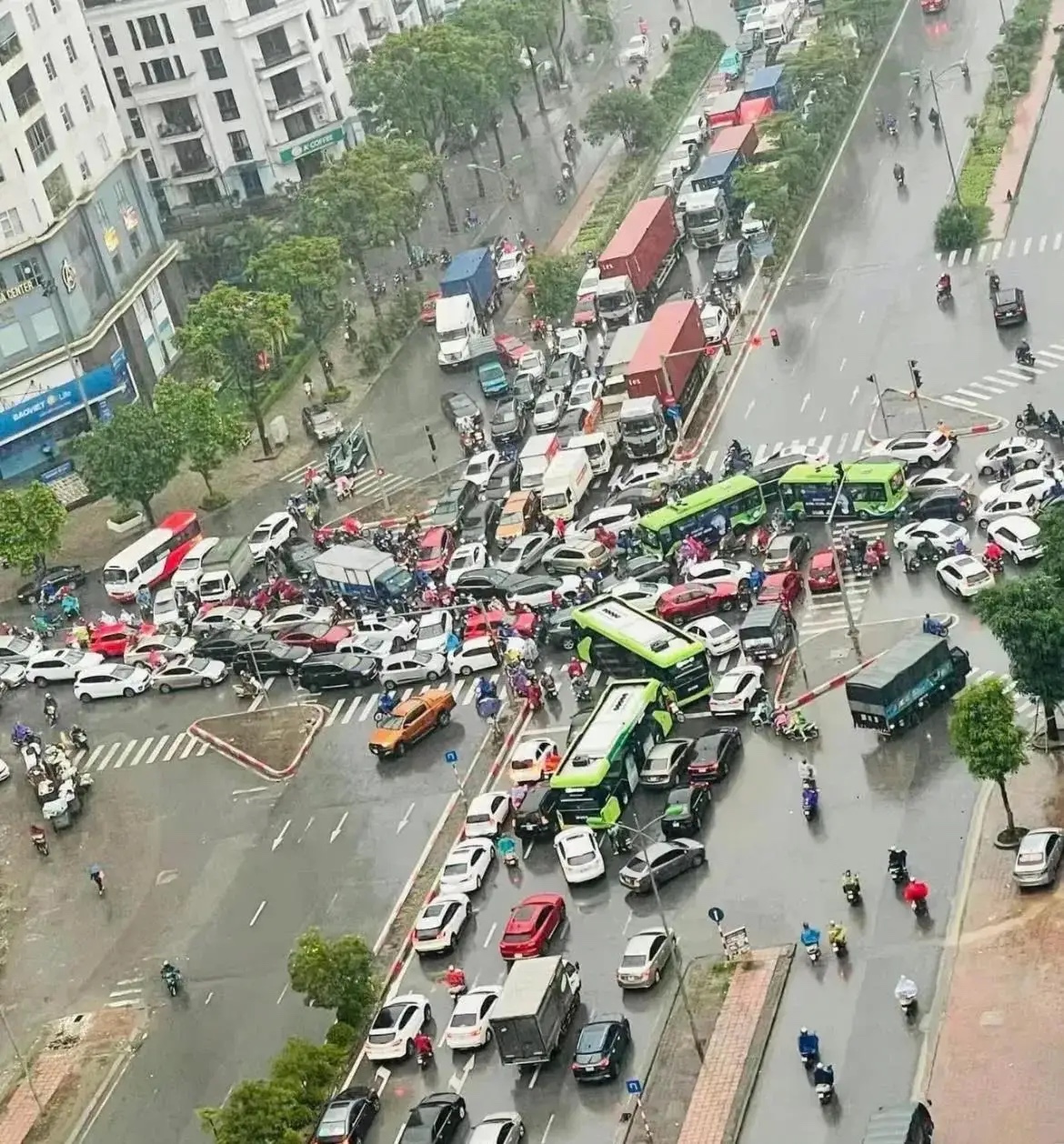作为交警，如何指挥这种场面。
