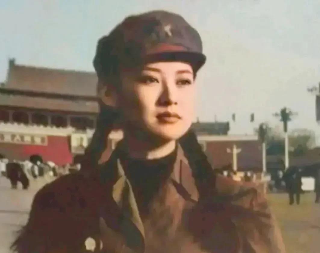 你知道他是谁吗？这张照片拍摄于一九八七年的天安门，那年她才十八岁，身穿老式军装，