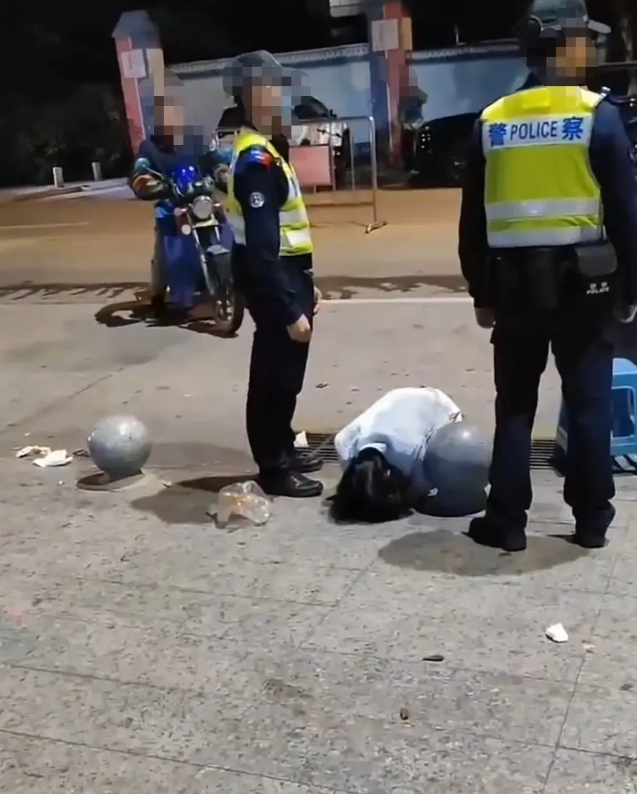 男的酒后开车蹭了别人车，下车和对方商量了下，要私了给2000，对方同意了。
毁三