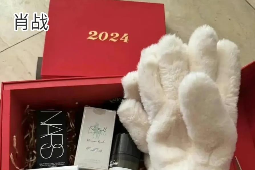 明星给媒体人送新春礼盒，体现出他们的大方和重视，同时也展示自己的商务价值。价值最