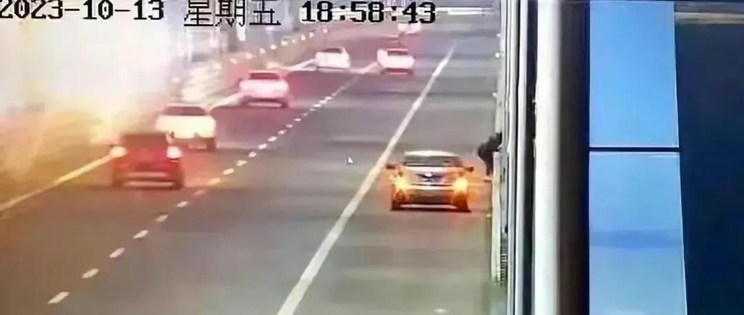 济南33岁自绑双脚天河自尽的小伙子，以及事后在两人搀扶下佝偻着脊梁的白发老父亲，