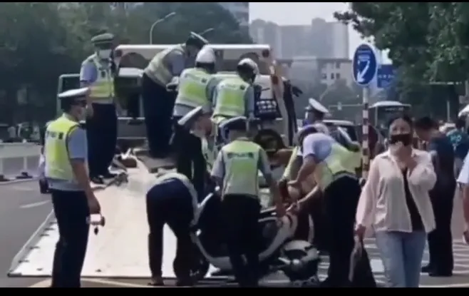 全国各地为什么突然就不怎么查电动车了
第一，电动车确实便民
第二，生产合法，销售
