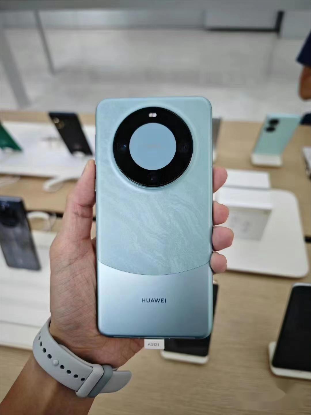 全球首款，售价6999元！华为Mate 60 Pro开售：没有网络信号，也可拨打