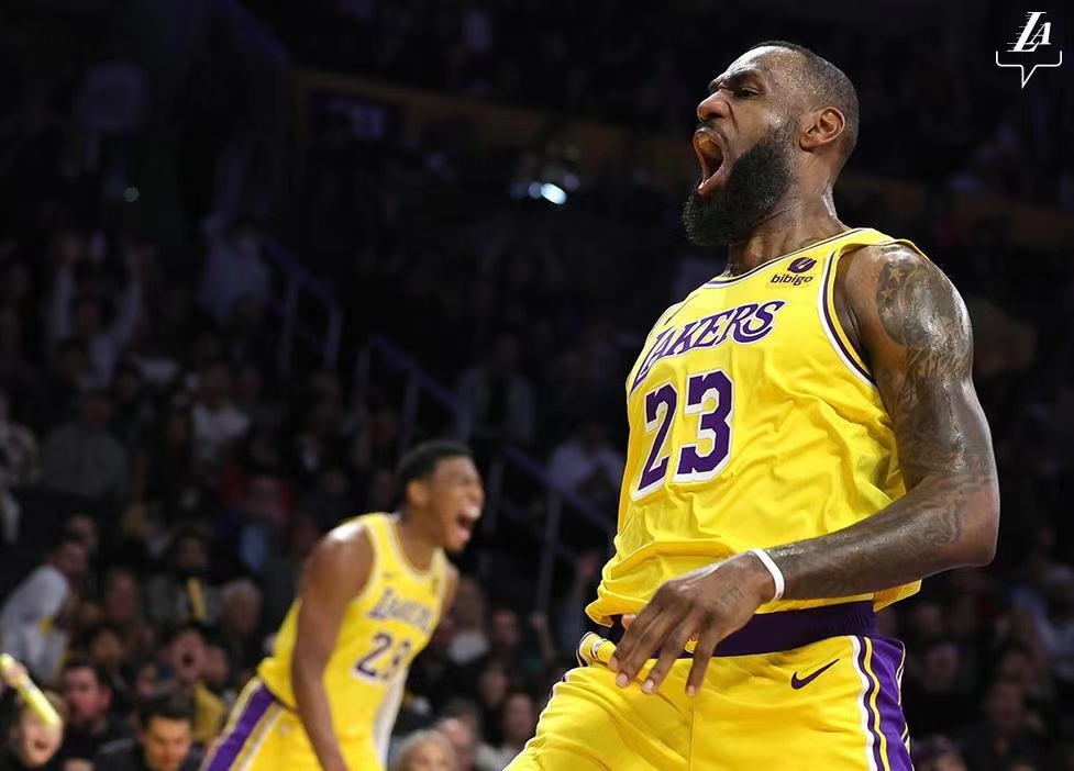勇士想太多了，詹姆斯才不会傻到走杜兰特的老路。
NBA记者Woj透露，勇士在交易