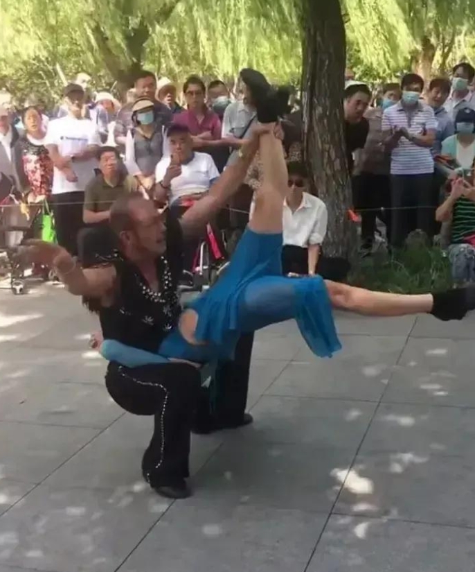 “钻裤裆成了舞蹈新潮流？打着跳广场舞的幌子，互相耍流氓！别说人家老胳膊老腿老人家