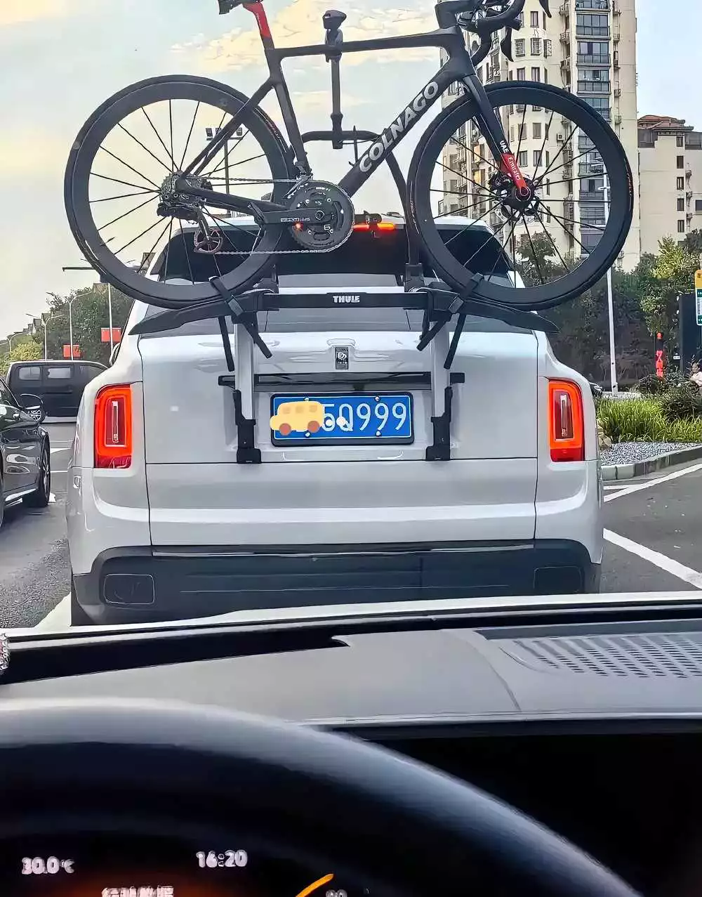 这个车我知道很贵，起码6百万，但是这个自行车就是我的知识盲区了，有知道的吗？大概