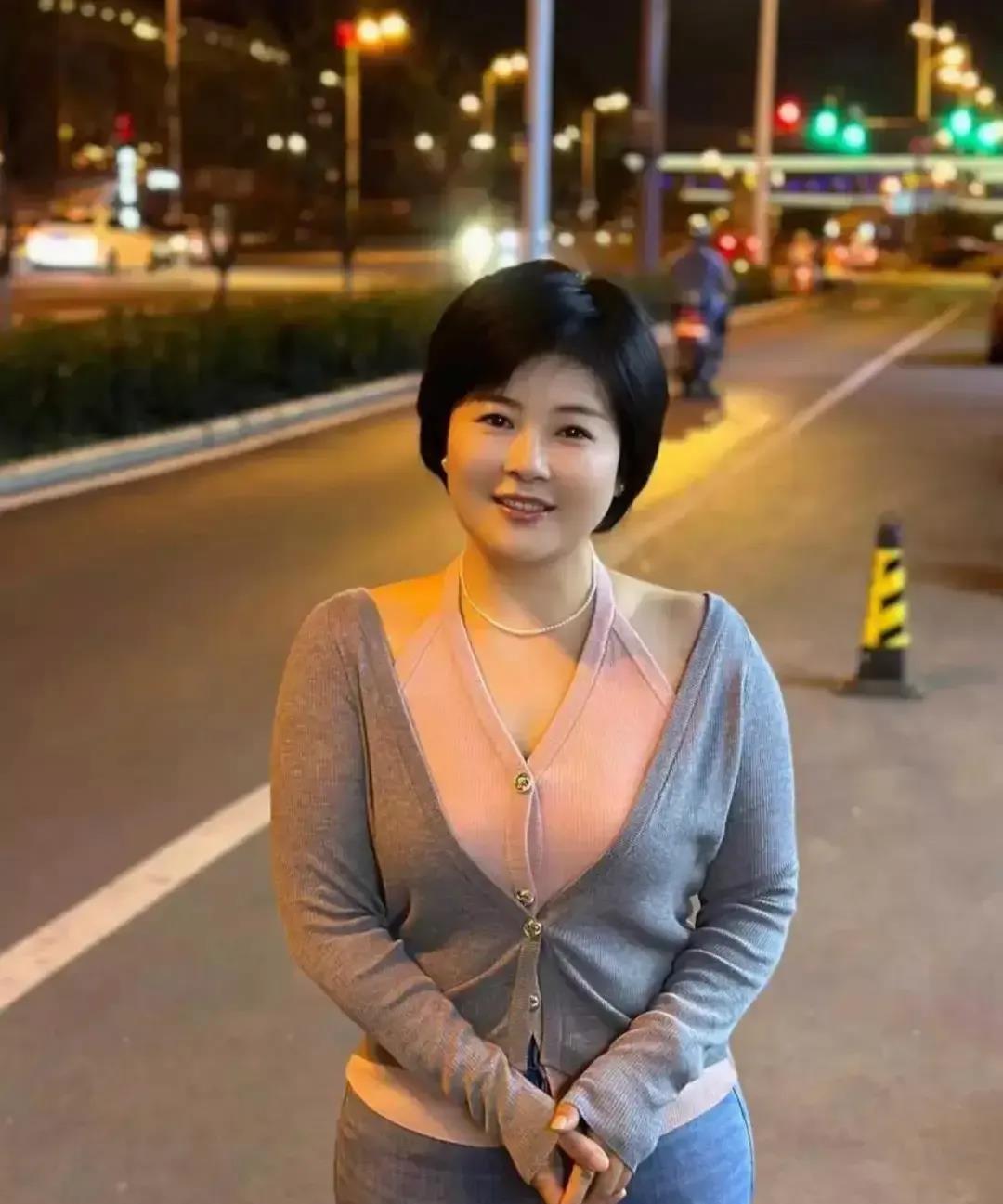 大上海的保洁阿姨，端庄典雅，高贵大方，比妇女主任还漂亮。

我喜欢这个阿姨，太美