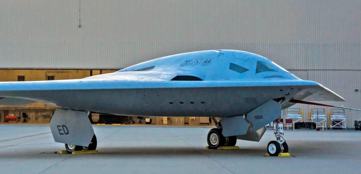 美国空军（25日）对外证实：第一架B-21战略轰炸机已经开始了滑行测试，此举是在