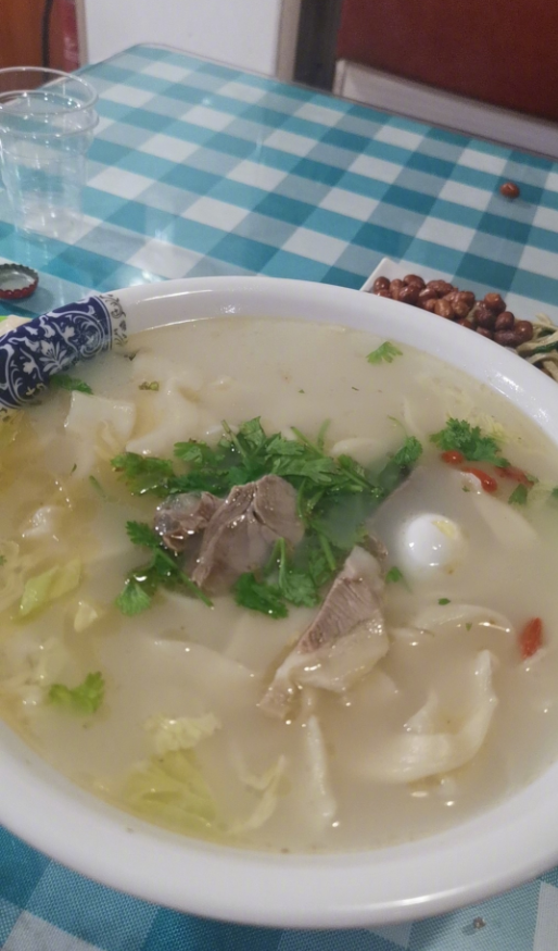 奖励揭晓，回到河南，必须得怼一碗烩面。这么一大碗烩面，13元，这个羊肉，虽然有点