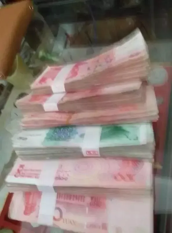 昨天去银行存了六万块钱，工作人员问我钱是哪里来的？我很无语，我说：哪里来的需要跟