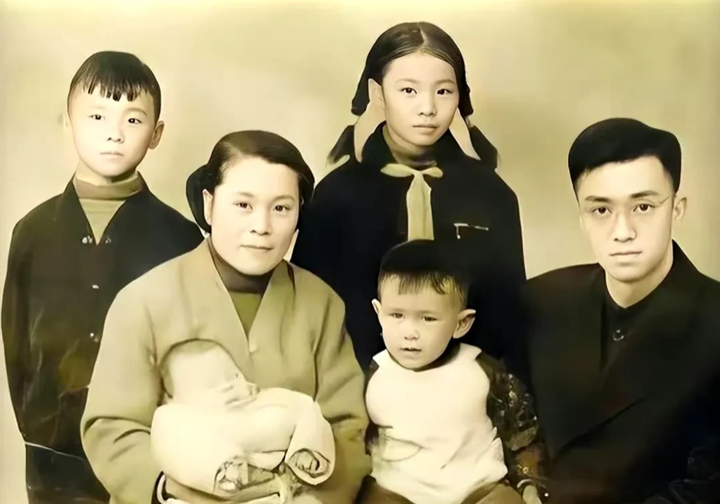 11月26号下午，演员刘晓庆悲伤发文，透露谢晋导演和徐大雯的大女儿谢庆庆，在今天