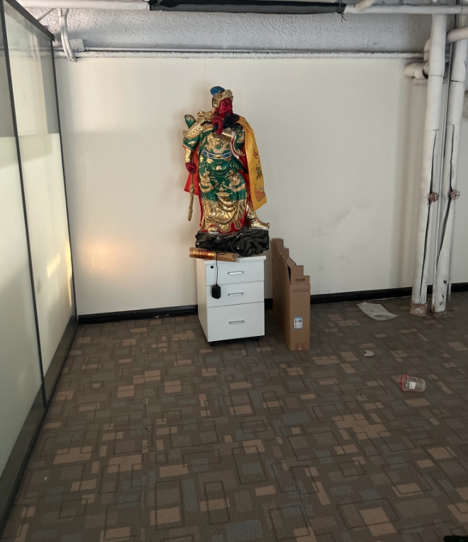 上个租户留下的关公像，签了五年合同，到期不租了，新租户非让我把关公请走，可是我不